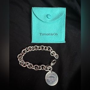 Tiffany & Co round tag Return To Tiffany bracelet. 100% Authentic